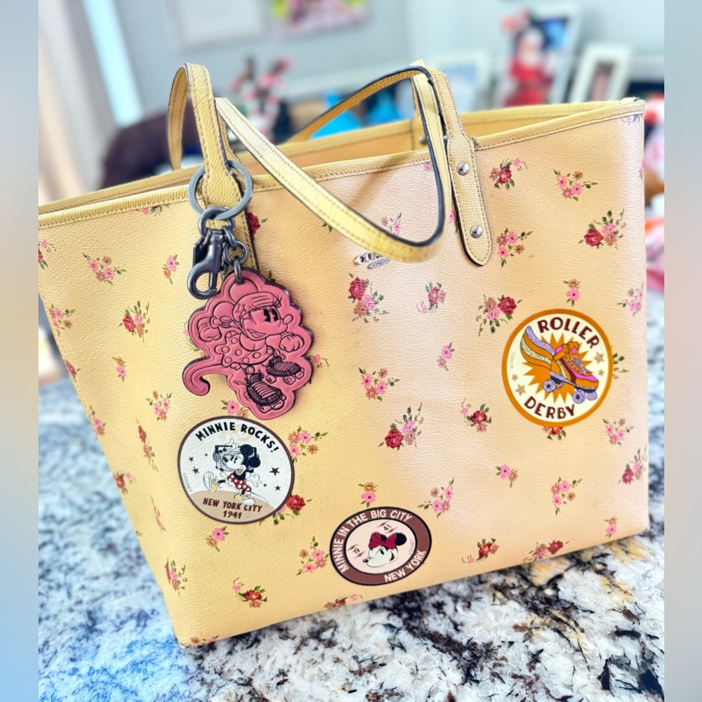 Large Coach X Disney Limited Edition Minnie Mouse shoulder bag/purse w/ keychain